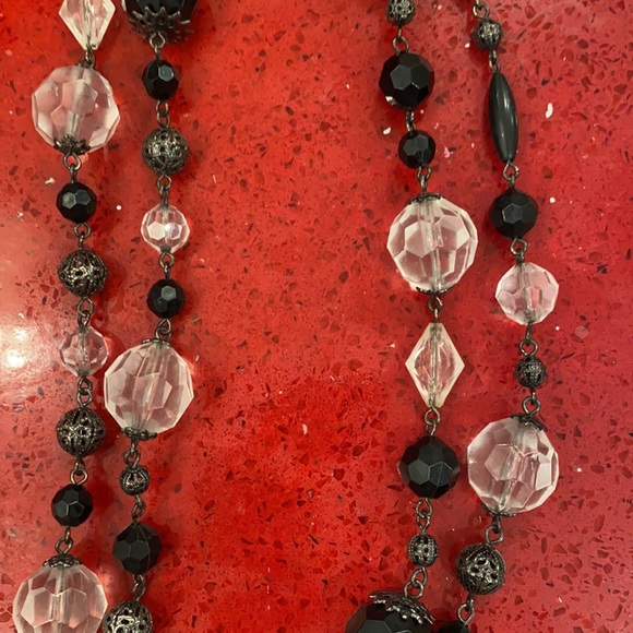 Black and clear white necklace - Picture 2 of 3